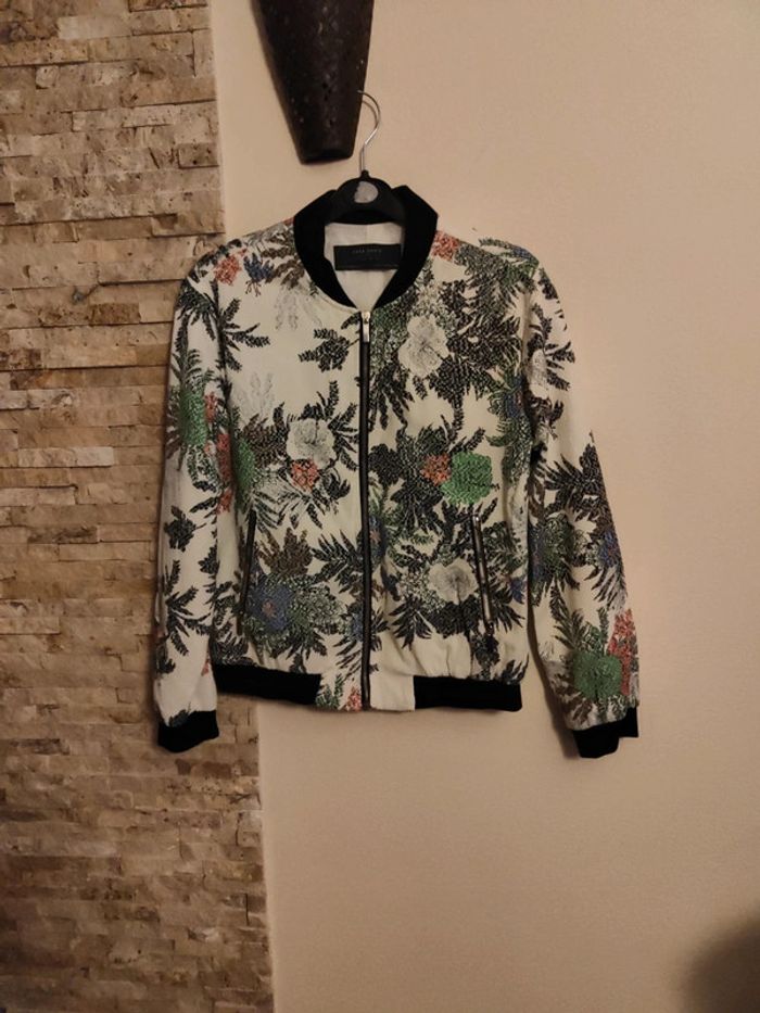Veste crème fleurie Zara