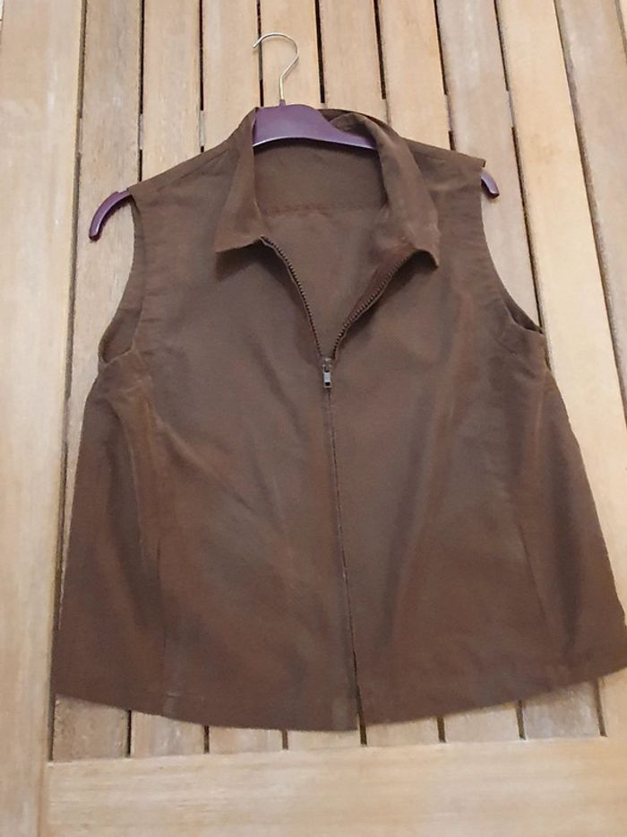 Haut sans manche couleur chocolat fermeture eclair sur l'avant taille 40