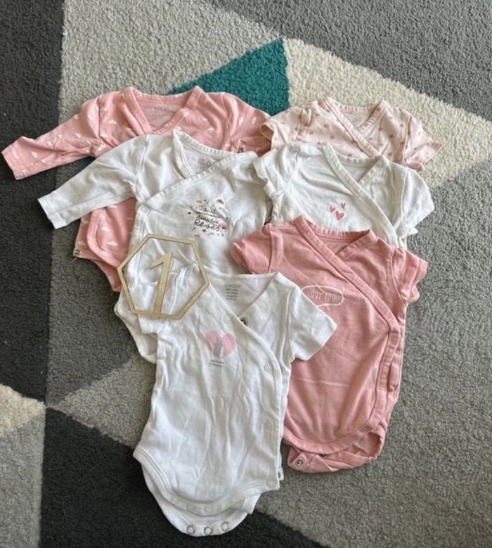 Lot bodys 1 mois