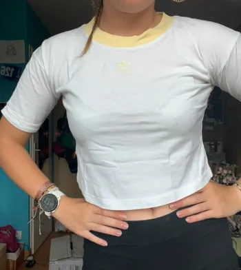 Crop top Adidas blanc liserés jaunes – parfait état