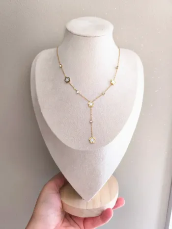 Pendentif doré en Y avec trèfles blancs nacrés