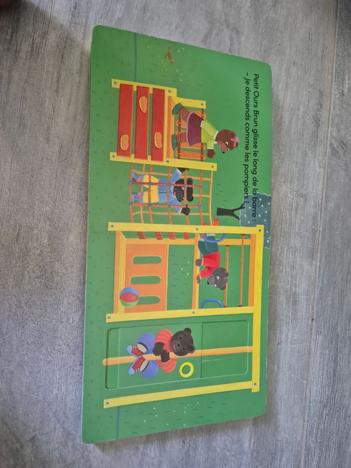 Livre Petit Ours Brun joue au parc - photo numéro 2