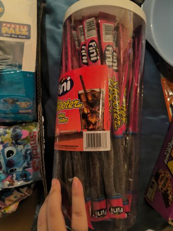 Une boîte de 36 paille au cola date 11/25