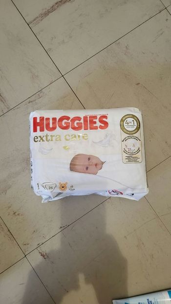 26 couches huggies taille 1