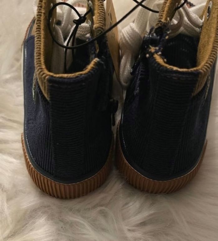 NEUVES NON PORTÉES 🏷🥰🤩💙 superbes baskets pointure 26 velours garçon 💙🤩🥰 - photo numéro 4