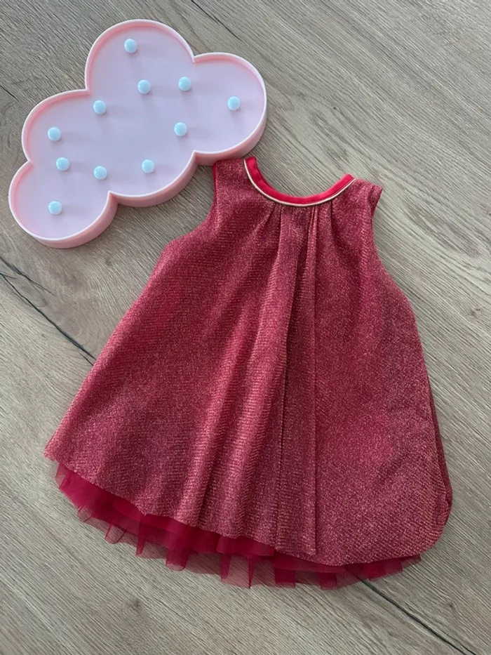 Robe rouge et dorée