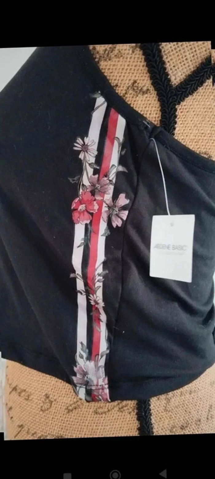 Débardeur top haut  noir  et fleurs  taille  m - photo numéro 3