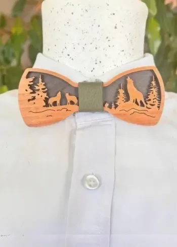 Nœud papillon artisanal en bois de merisier avec fond en bois de tulipier gris, scène de loups
