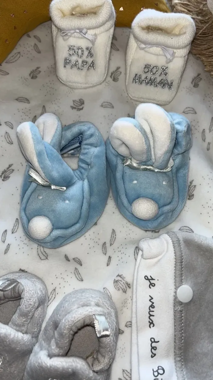 3 paires de Chaussons/ 1 bonnet  naissance - photo numéro 3
