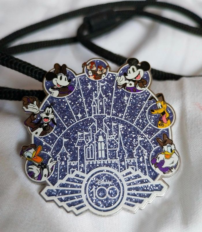 Collier rare car cast member des 100 ans anniversaire