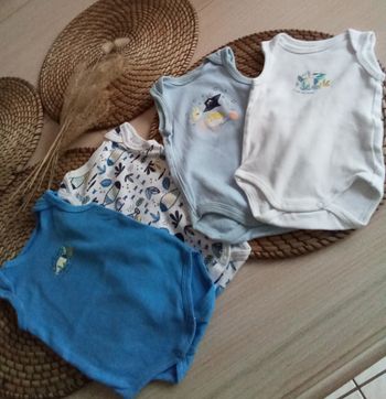 Lot 4 bodies sans manches tons bleus Inextenso taille 3 mois