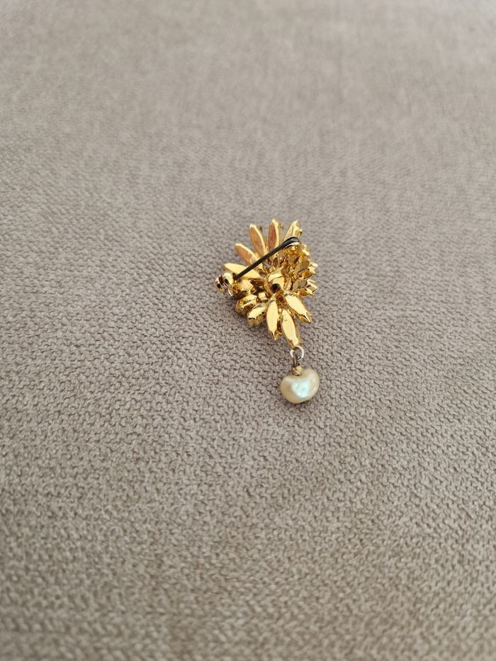 Broche vintage dorée avec pierre brillantes et sa perle - photo numéro 8