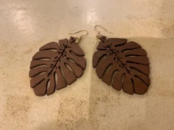 Boucles d’oreilles neuves monstera marron en bois