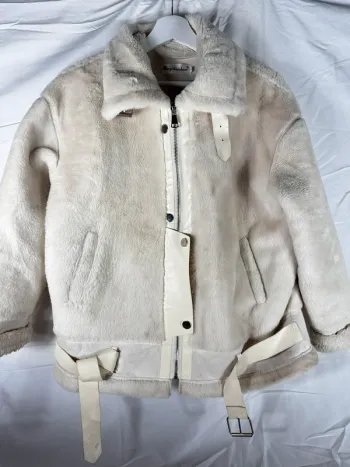 Veste fausse fourrure YesStyle –  Blanche/crème, chic & chaude