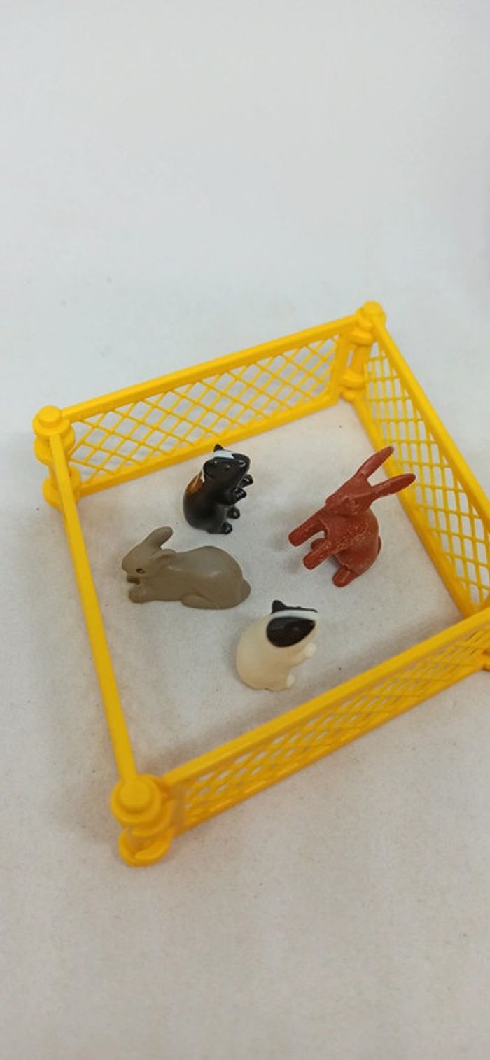 Enclos avec barrières jaune et cochons d'inde et lapins playmobil - photo numéro 2