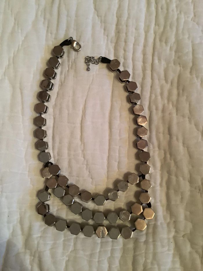 Collier plastron “Bikeuse” métal chromé et gros grain noir