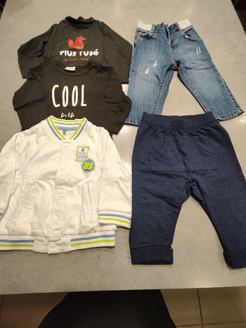 Lot de vêtements bébé garçon t-shirt, gilet et pantalons– Taille 12 mois