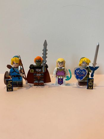 Figurine type lego 2 personnages Link, la princesse Zelda et Ganondorf. The légend of Zelda