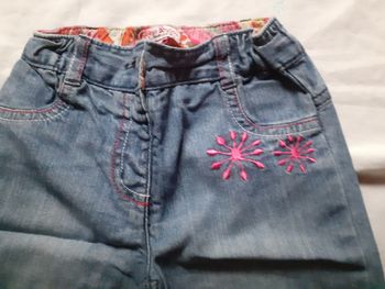 Jean bleu motif fleurs roses