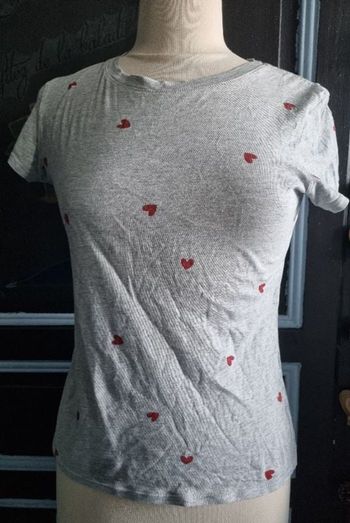 T-shirt gris avec motifs cœurs taille XS