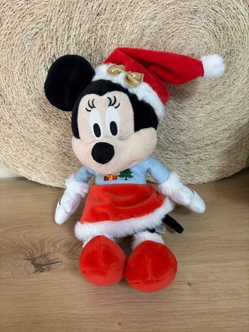 Doudou Minnie mère Noël robe rouge sapin Disney