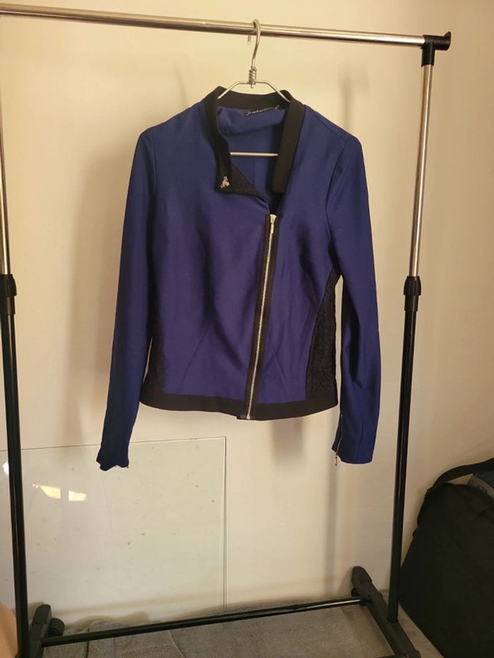 Veste bleu et noire