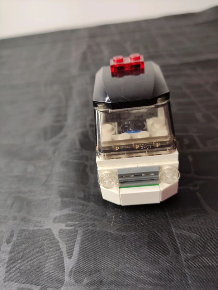 Petite voiture noire et blanche LEGO - photo numéro 3