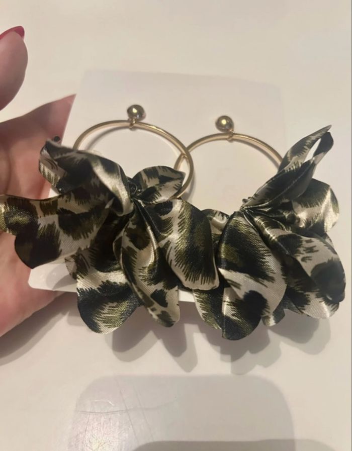 Boucles d’oreilles / Créoles à froufrous NEUVES couleurs noir et gris motifs léopard - photo numéro 4