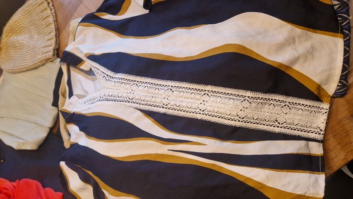 Gros lot vêtement femme taille 402 maillot de bain
2 pantalon 
1 robe longue 
1 bonnet 
3 robes
1chemise 
2 gilet 
4 écharpe foulard 
1 pull 
1 combi 
6 debardeur 
3 chemisier
1 robe manche longue 
2 short 
3 t shirt 
Certain article son neuf !! - photo numéro 8