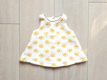 Robe damassé blanche et moutarde, mi saisonou hiver. Fille 3 mois. Marque Obaibi