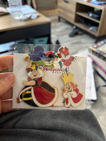 Pins reine et cœurs et roi
