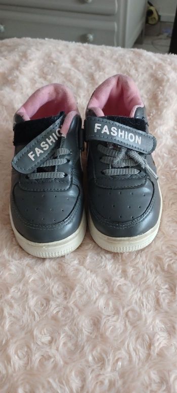 Baskets fille Pointure 28 lisez bien l'annonce surtout
