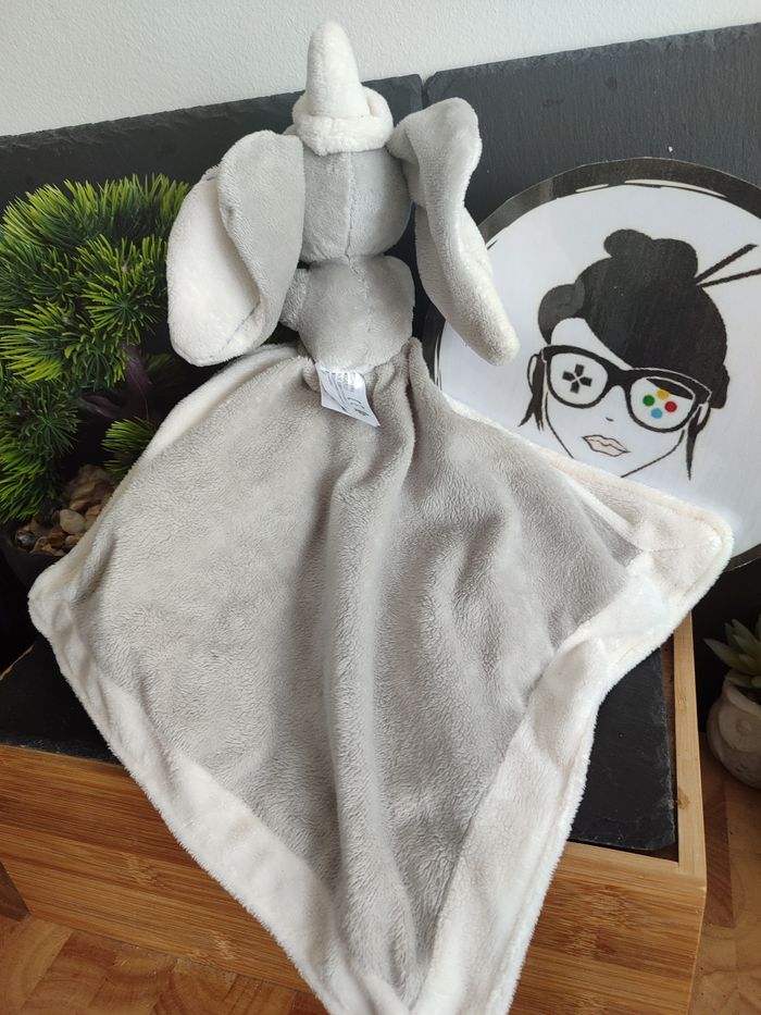 doudou éléphant Dumbo Disney gris blanc mouchoir couture bleu chapeau  DD003307 - photo numéro 2