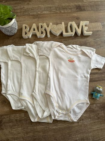 - 5 bodys MC     - 12 mois - bon état, petite tache 