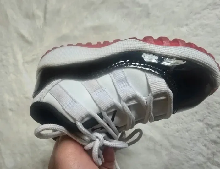 Basket Jordan taille 21 - photo numéro 6