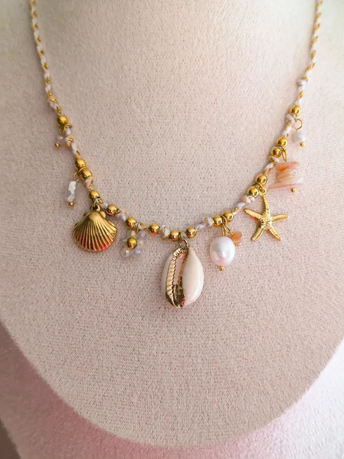 Collier doré et beige avec charms marins et fleur - photo numéro 2