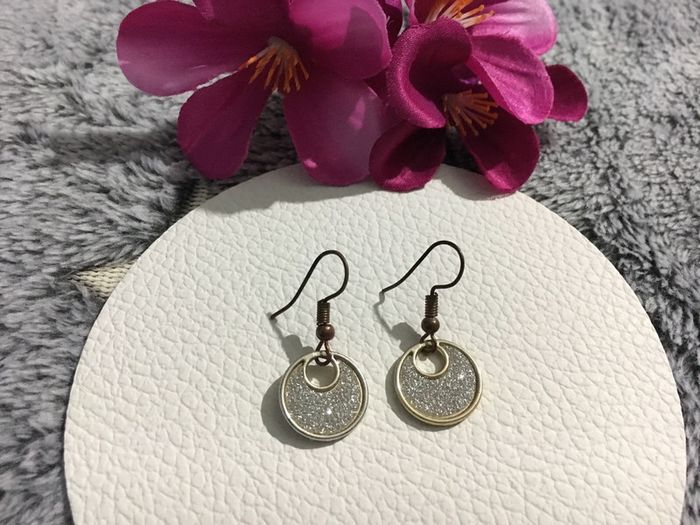 Boucles d’oreilles fantaisie pendantes métal argenté et paillettes