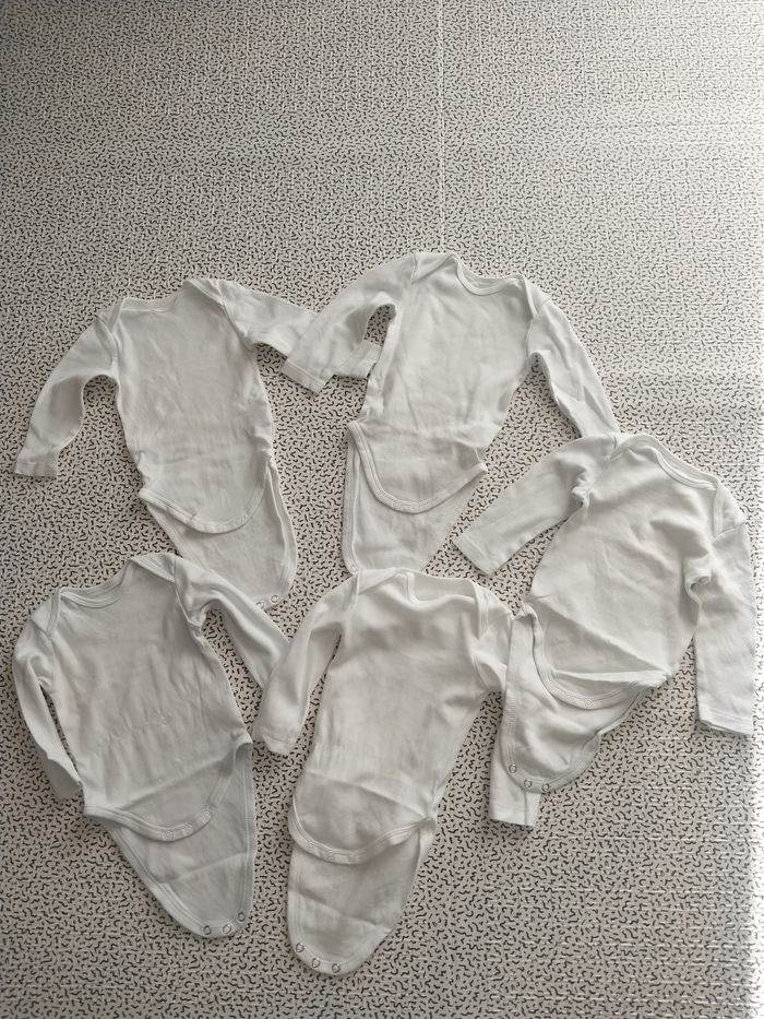 Lot 5 bodies bébé manches longues C&A