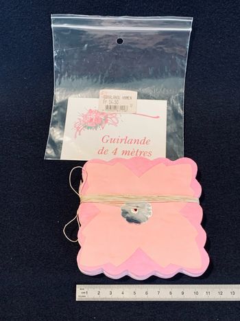 Guirlande en papier avec fil couleur rose et blanc Carrés