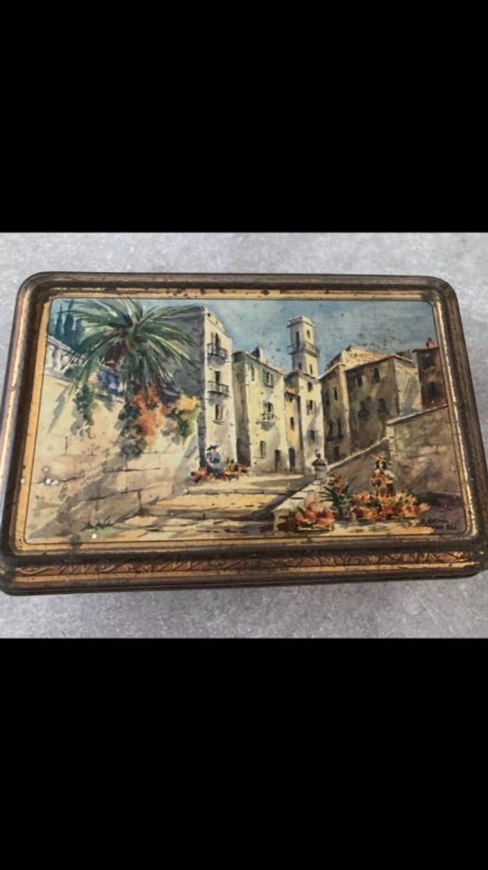 Boîte métallique ancienne