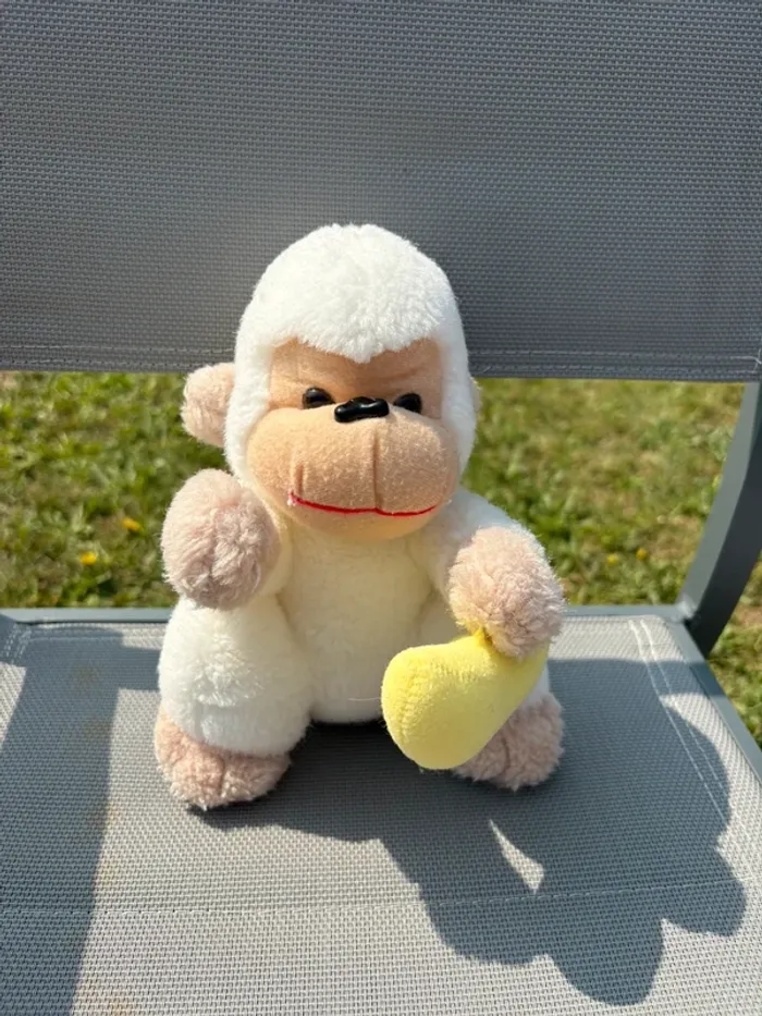 Peluche singe avec banane