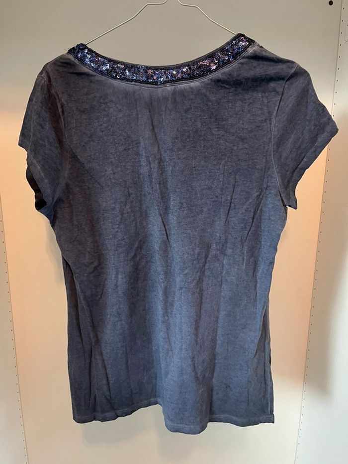 Teeshirt à paillettes sur le col - photo numéro 2