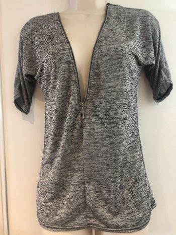 T-shirt gris dentelle noir dans le dos