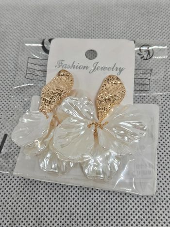 Boucles d'oreilles neuves fleurs blanches et dorées