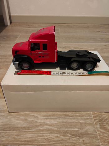 Camion rouge jouet