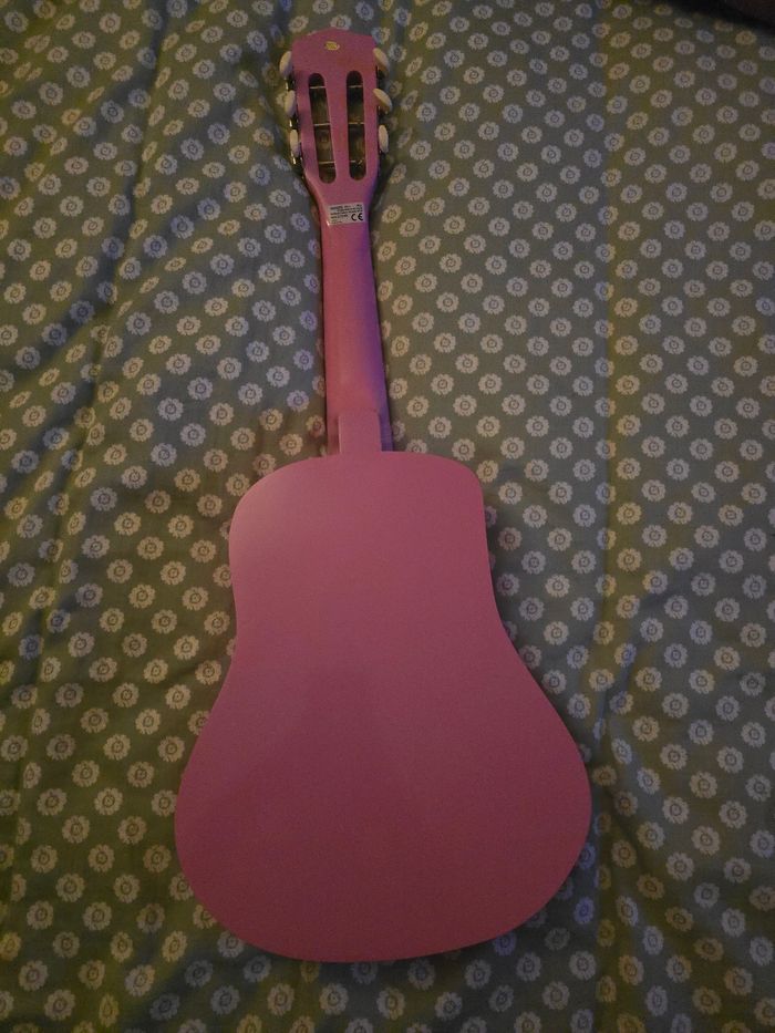 Guitare rose en bois - photo numéro 2