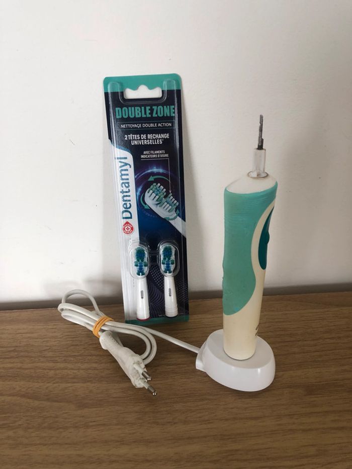 Brosse à dent électrique Oral B + 2 tête neuve - photo numéro 2
