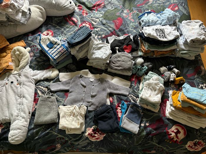 Lot vêtements bébé 1 mois 60 articles de toutes marques
