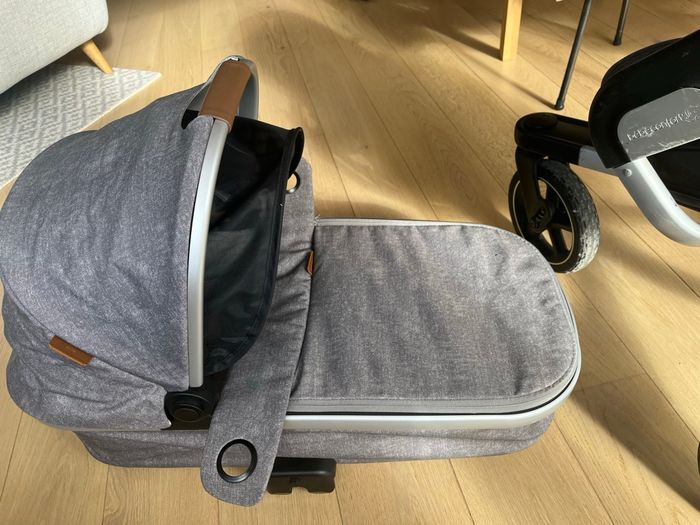 Poussette Nova 3 roues, nacelle et nombreux accessoires - photo numéro 3