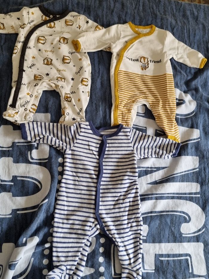 Lot 1 mois 18 pièces plus 2 bodies offert ( légèrement tâcher voir dernière photo) - photo numéro 4